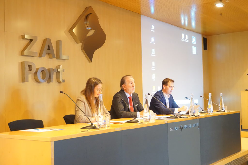 Lidia Santalucía, relaciones externas del puerto de Barcelona, Narcís Amigó, presidente del grupo de trabajo de seguridad del Consejo Rector del puerto de Barcelona y Ricard Sayós, director general de MAS Prevención, en el acto de inauguración de la Jornada «Responsabilidad social: seguridad y salud en el trabajo’’