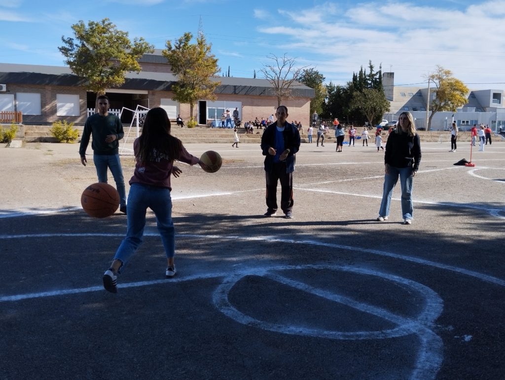 Jugando a baloncesto en un partido muy reñido