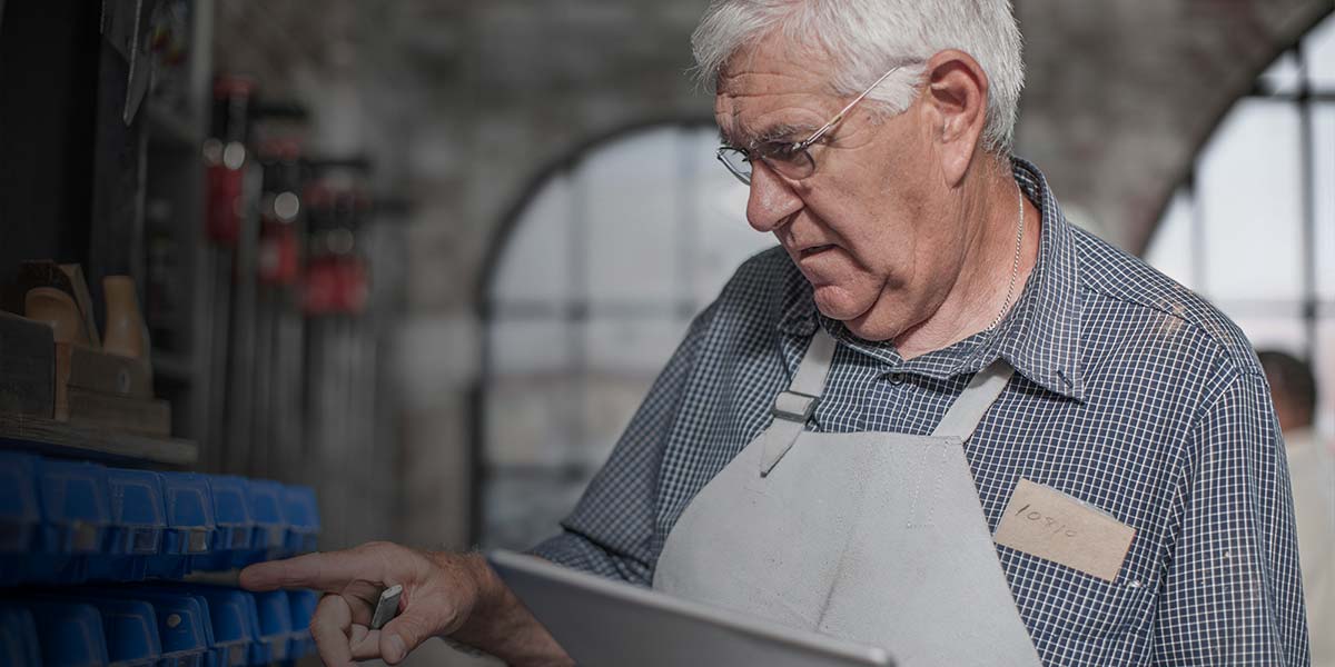 Empleados mayores: cómo adaptar los puestos de trabajo