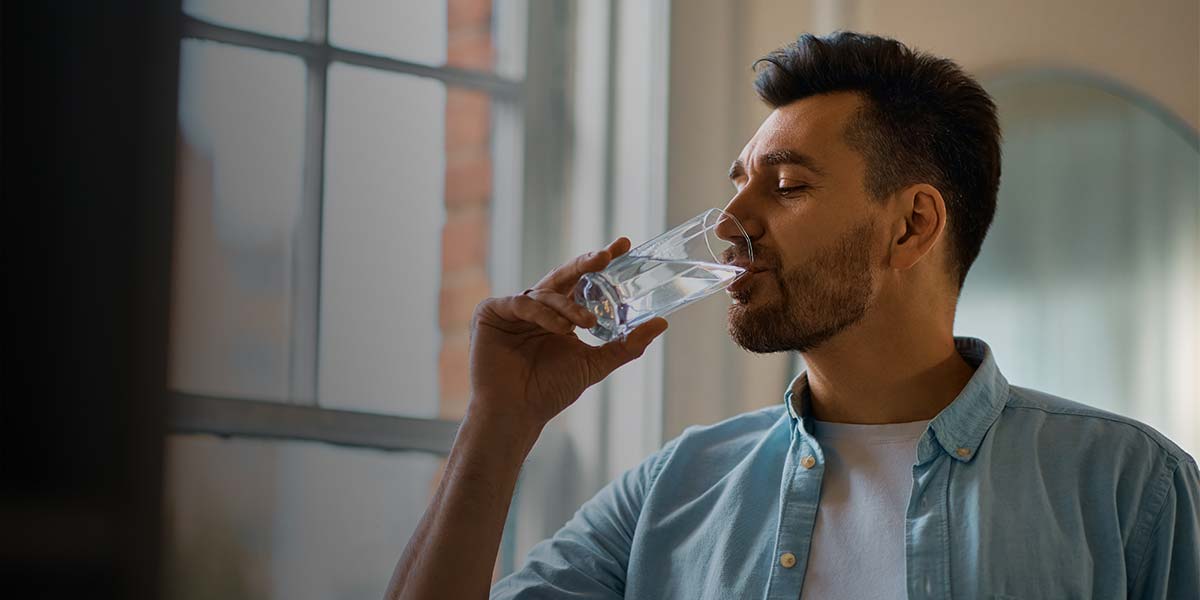 ¿Bebes suficiente agua? Cómo calcular tus litros diarios de agua y llevar un registro