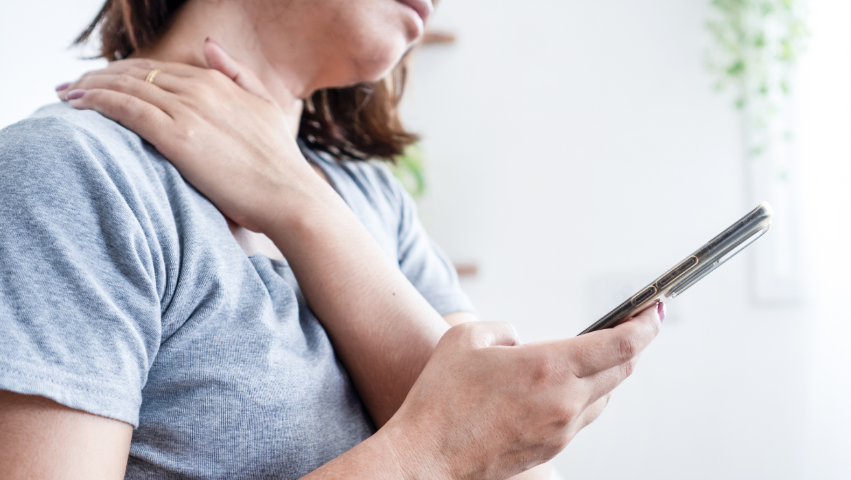 Text neck: El síndrome postural más común de la era digital